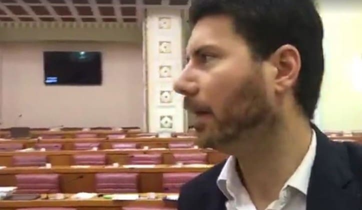Pernar objavio da je na putu do Zambije ‘zaglavio u imigracijskom‘ pa poručio: ‘Sve je u redu, samo trolam…‘