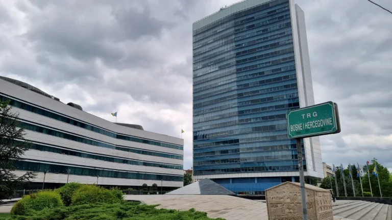Zaposleni u državnim institucijama dobiće po 1.800 KM jednokratne pomoći