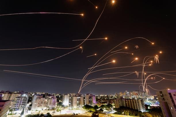 Žestok raketni napad Irana: Teheran lansirao veliki broj projektila na Izrael
