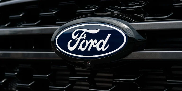 Ford je mislio da će AI riješiti probleme s kvalitetom, sada opet zapošljava radnike: Vraćaju stotine iskusnih inženjera