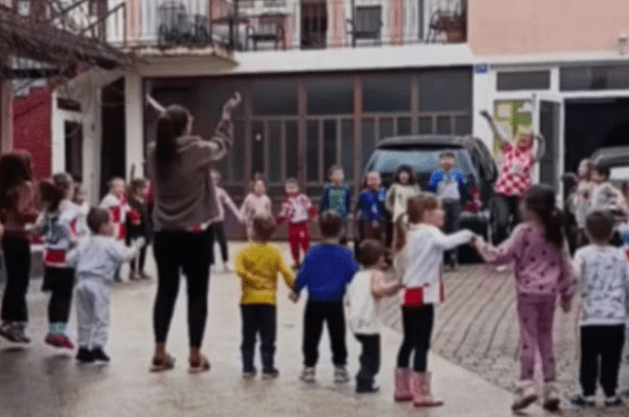 Skandal: Vaspitačice djecu u vrtiću spremaju za Tompsonov koncert (VIDEO)