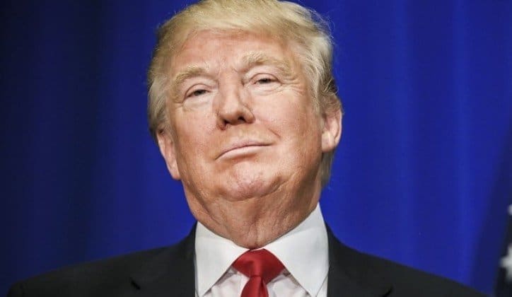 Nećete vjerovati čemu služi crveno dugme koje je Trump instalirao na svoj sto!