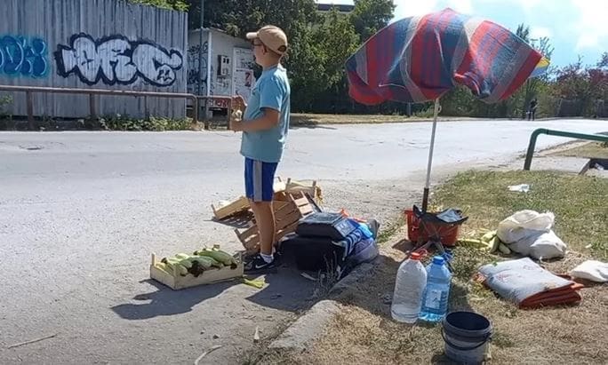 Faris ima tek 12 godina, prodaje voće i povrće kraj puta u Sarajevu kako bi pomogao bolesnim roditeljima (VIDEO)