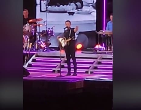 Potez hvale vrijedan: Iznenada prekinuo nastup jer je muškarac u publici udario ženu! “Ti si kukavica” (VIDEO)
