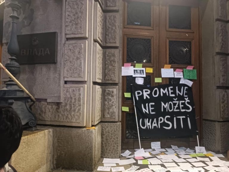 Srbija: Organizatori protesta ulažu žalbe na odluke o pritvoru uhapšenim demonstrantima, traže njihovo puštanje do srijede