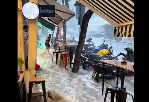 JAKO NEVRIJEME POGODILO ATINU: Kiša napravila haos, voda nosila sve pred sobom (VIDEO)