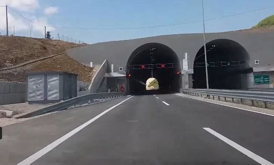 Nesreća u tunelu Vranduk kod Zenice: U sudaru dva vozila JEDNA OSOBA POGINULA, saobraćaj obustavljen