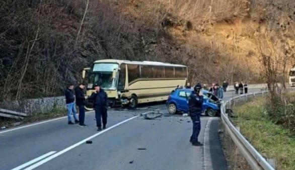 Nesreća u Srbiji: Auto se zakucao u autobus pun djece, dijelovi vozila rasuti po putu