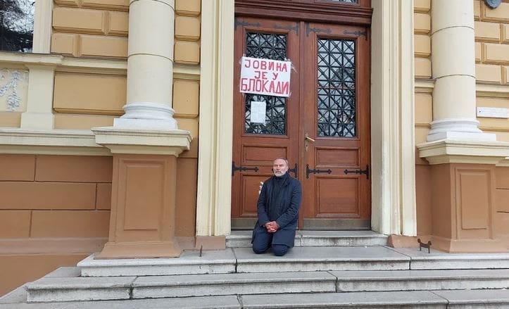 Oglasio se direktor novosadske gimnazije koji je više od 6 SATI KLEČAO ispred škole
