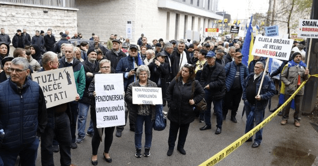 Protesti ispred Parlamenta FBiH: Građani nezadovoljni ekonomskom situacijom
